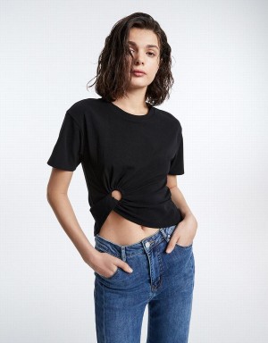 Urban Revivo Cropped With Ring Detail Women's T Shirts Black | EDJ2640OT