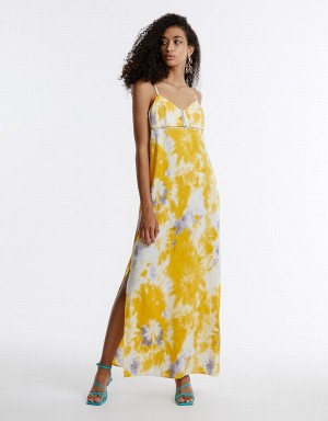 Urban Revivo Flowy Floral Women's Dress Yellow | IWW2372YC