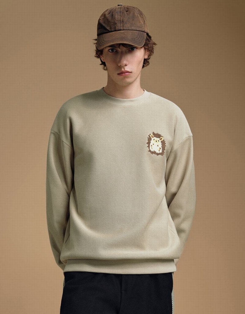 Urban Revivo Hedgehog Embroidered Crew Neck Men\'s Sweatshirts Khaki | YFN9596FH